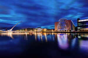 Photo of the Samuel Beckett Bridge at night time